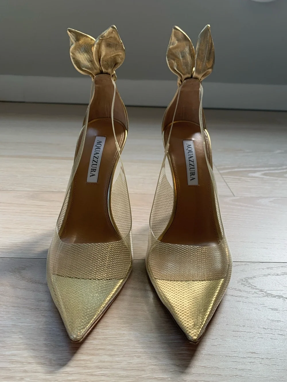 Aquazzura Bow Tie Plexi 105 Pumps Gold NWT Size 40 IT - Picture 2 of 8